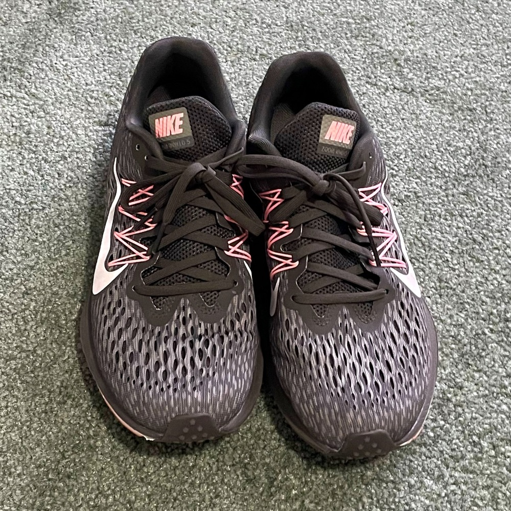 Women’s Nike Winflo 5 running shoes. Size 9.5